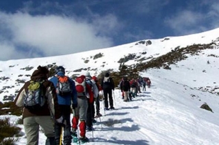  grupo com raquetes de neve 